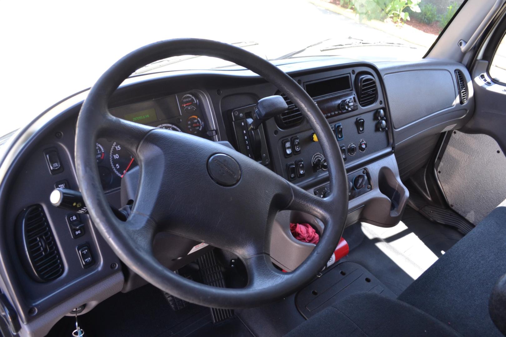 2019 WHITE /BLACK FREIGHTLINER M2-106 with an CUMMINS B6.7L 240HP engine, ALLISON 2500RDS AUTOMATIC transmission, located at 9172 North Fwy, Houston, TX, 77037, (713) 910-6868, 29.887470, -95.411903 - Photo#17